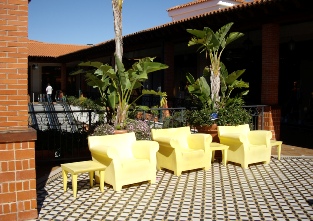 Algarve Shopping in Guia - outdoor seating